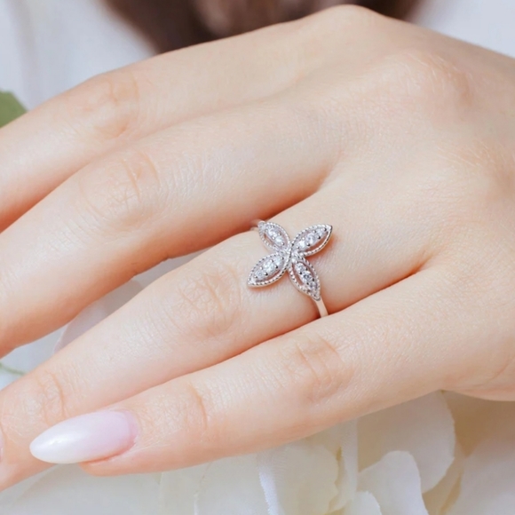 ♥️ LAVISH PETALS RING - Picture 2 of 7